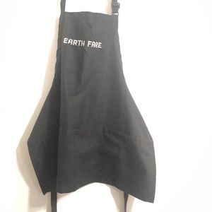 Apron Earth fare black with three pockets of front.
